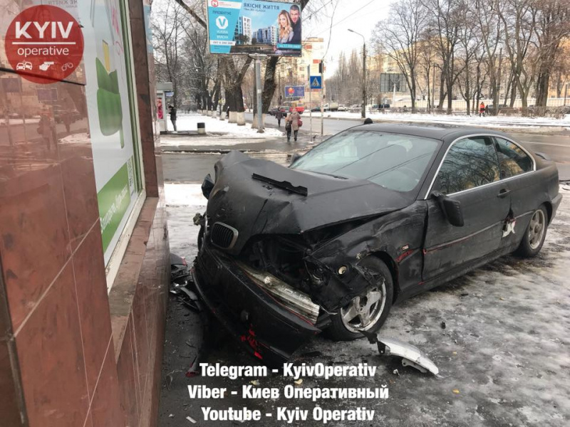 "Хотели без очереди": в Киеве возмутились водителем, который въехал в отделение банка (фото)