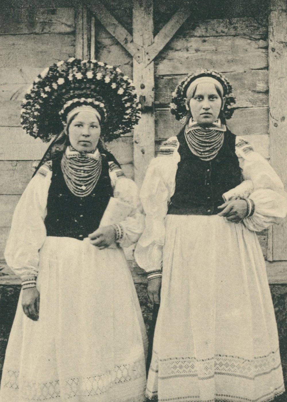 У мережі показали весільні вбрання галичан на початку ХХ століття