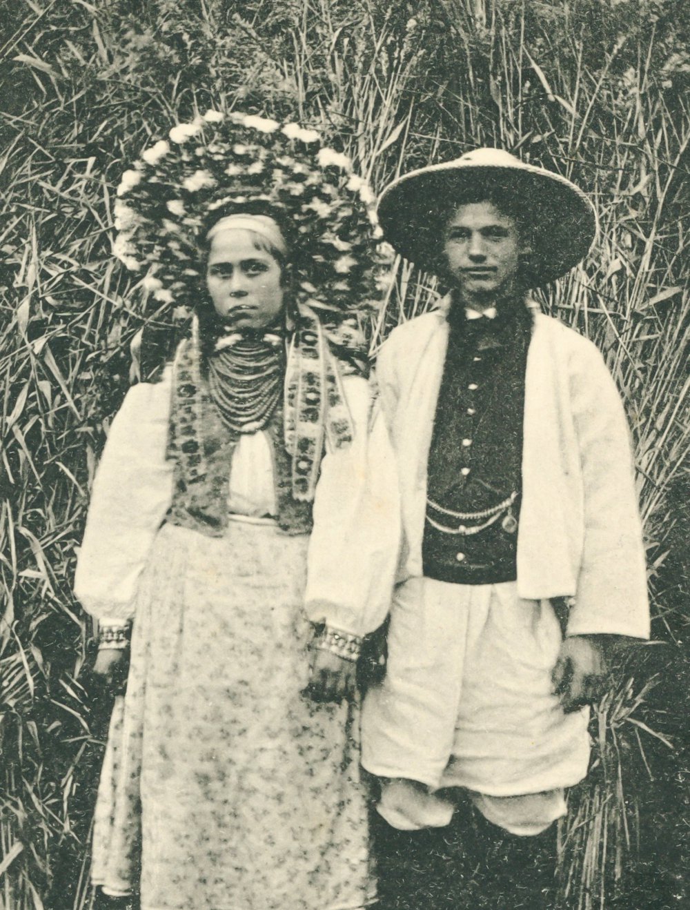 У мережі показали весільні вбрання галичан на початку ХХ століття