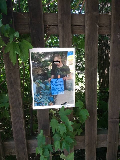 В Киеве активисты жестко &quot;проучили&quot; вандала, который выбрасывал мусор на улицу (фото)