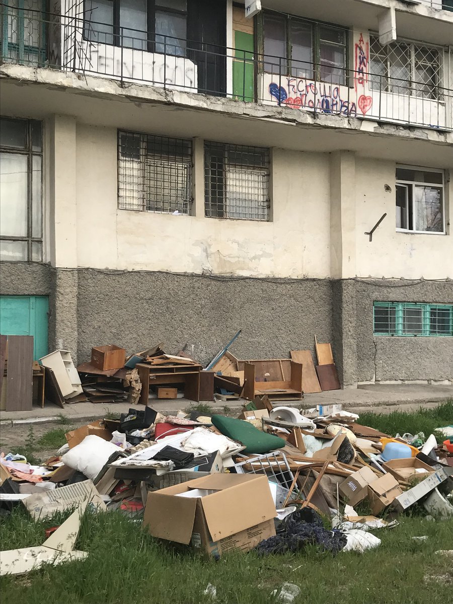 Шприци та наркомани: в мережі показали жахливі умови життя в гуртожитку студентів в Севастополі (фото)