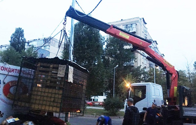 "Мечтаю о сквере": Киев избавили от двадцати нелегальных МАФов (фото)