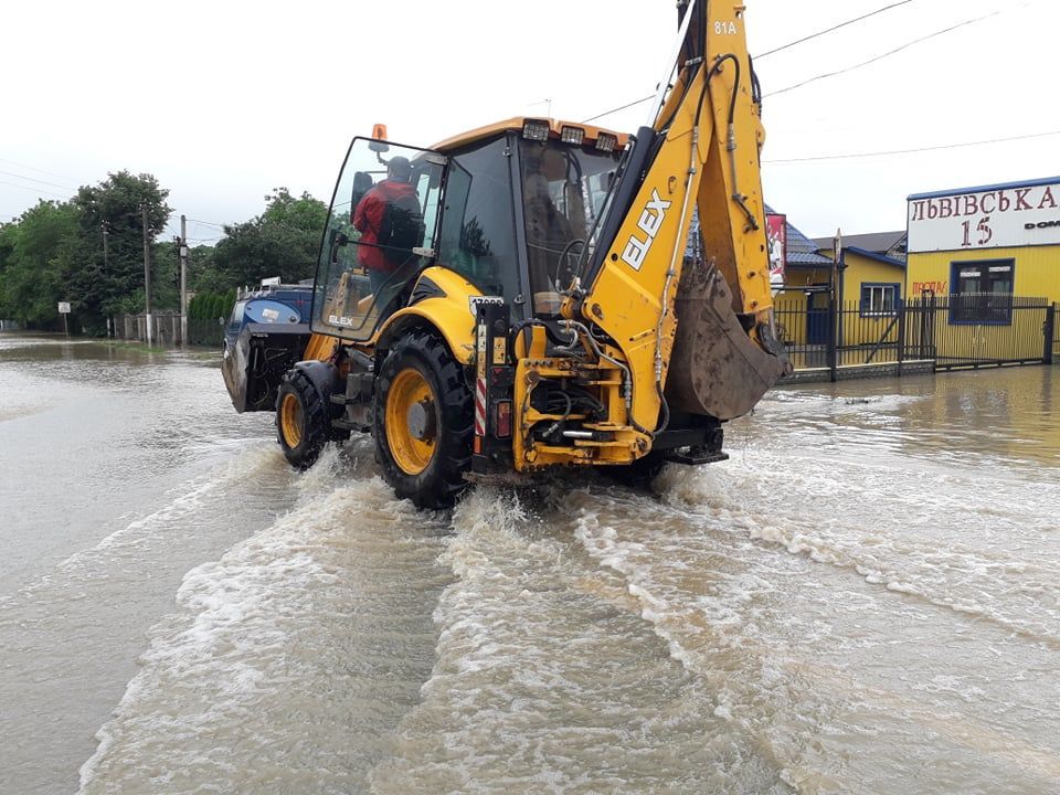 Потоп на Прикарпатті: люди не можуть вийти навіть за хлібом (фото)