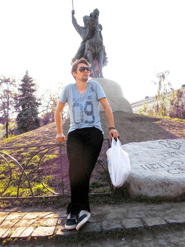 Солист Muse прогулялся по Контрактовой площади в Киеве