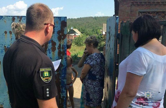 Спали на підлозі: у Донецькій області троє дітей виховувалися в жахливих умовах