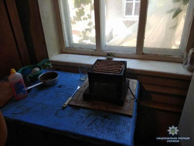 Спали на підлозі: у Донецькій області троє дітей виховувалися в жахливих умовах