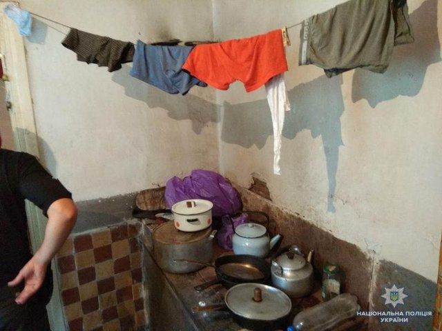 Спали на підлозі: у Донецькій області троє дітей виховувалися в жахливих умовах