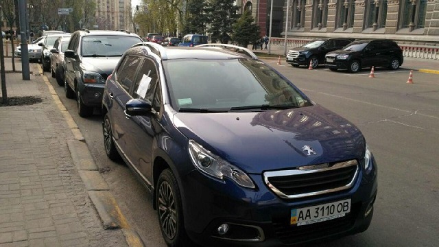 У центрі Києва залишили послання "герою паркування" (фото)