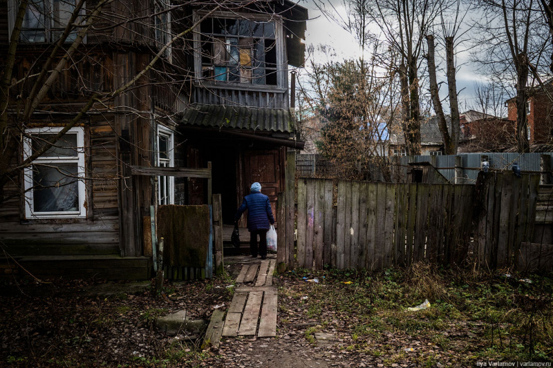 "Невероятная разруха": известный блогер показал, как живут люди в маленьком городке России
