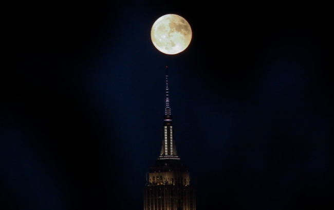 Суперлуние: появились яркие фото уникального явления