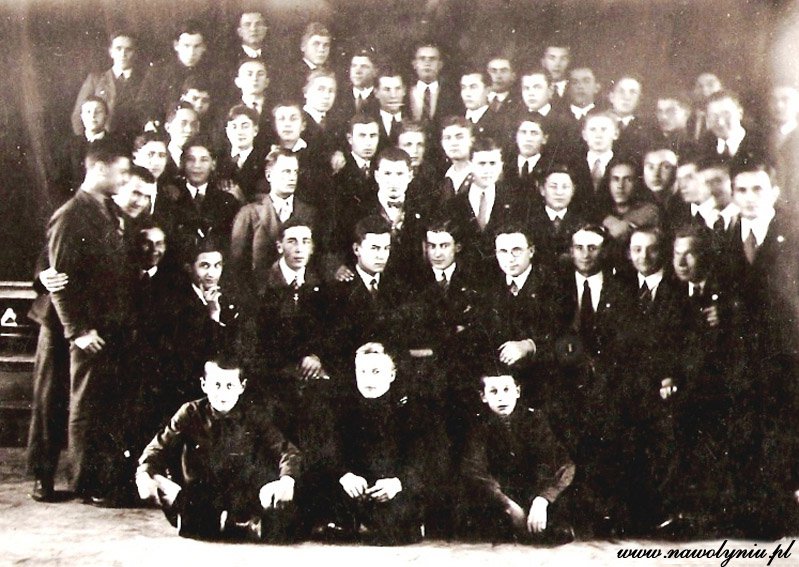 Острожская академия: в сети показали уникальные фотографии студентов 1920-1930-х годов