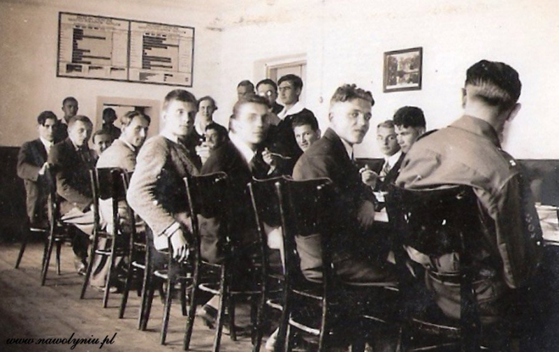 Острожская академия: в сети показали уникальные фотографии студентов 1920-1930-х годов