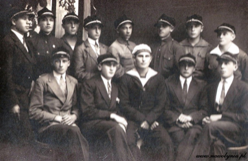 Острожская академия: в сети показали уникальные фотографии студентов 1920-1930-х годов