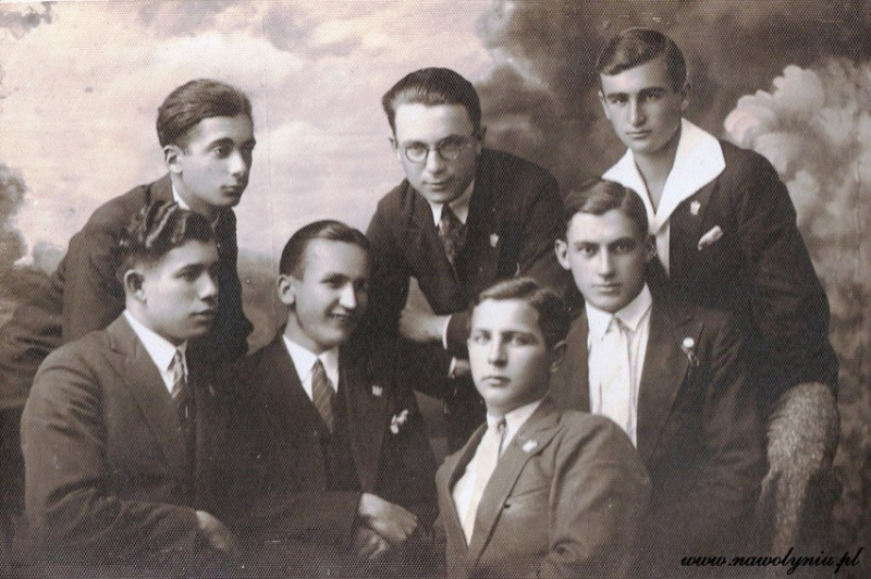 Острожская академия: в сети показали уникальные фотографии студентов 1920-1930-х годов