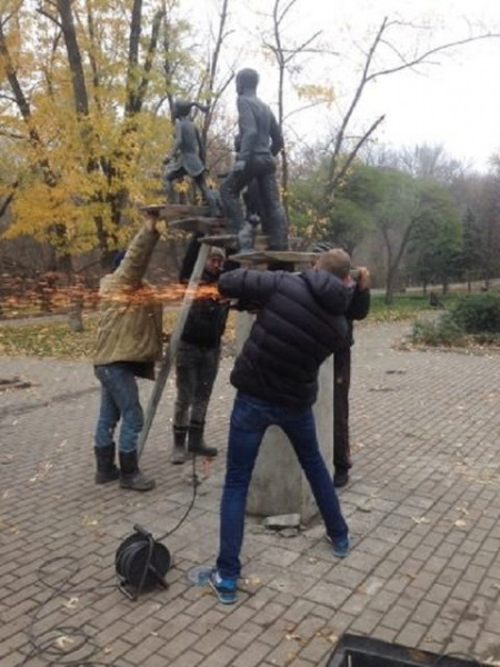 "Городским чиновникам абсолютно безразлично": в Киеве скандал из-за неуплаты за поломанный памятник