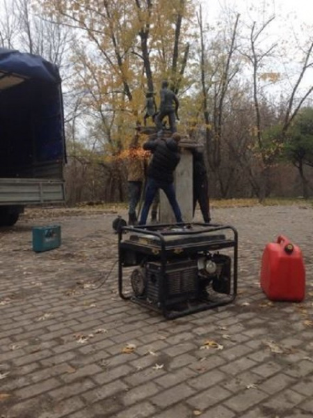 "Городским чиновникам абсолютно безразлично": в Киеве скандал из-за неуплаты за поломанный памятник