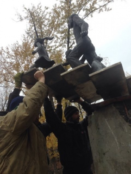 "Городским чиновникам абсолютно безразлично": в Киеве скандал из-за неуплаты за поломанный памятник