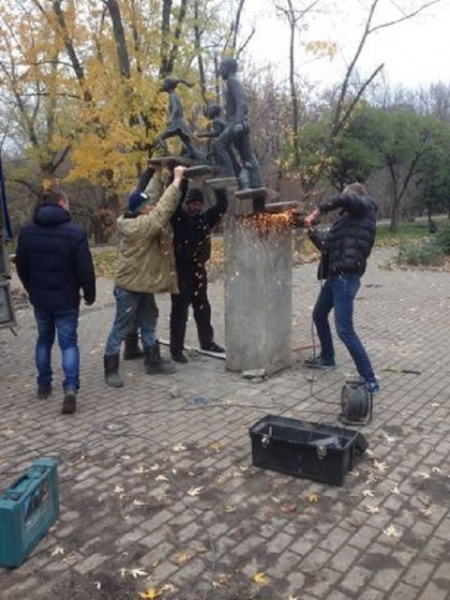 "Городским чиновникам абсолютно безразлично": в Киеве скандал из-за неуплаты за поломанный памятник