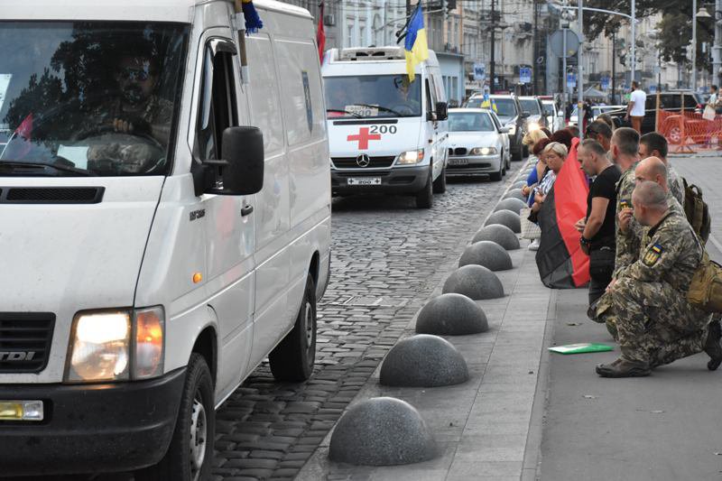 Встретили на коленях: во Львове почтили память погибшего на Донбассе 20-летнего воина (фото)