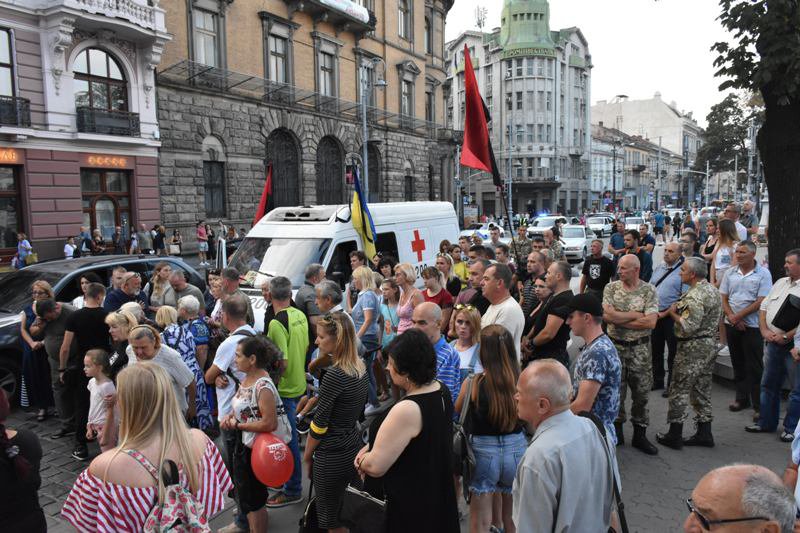 Встретили на коленях: во Львове почтили память погибшего на Донбассе 20-летнего воина (фото)
