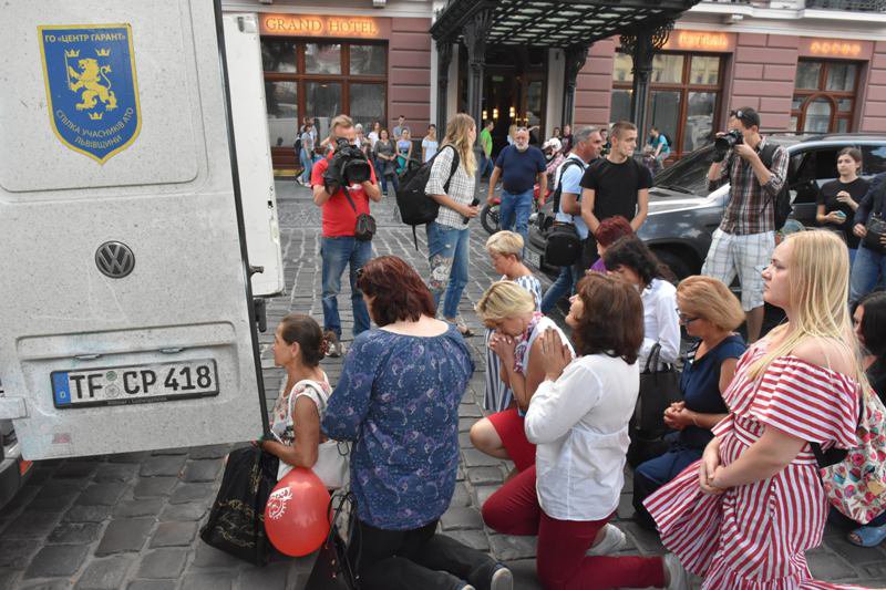 Встретили на коленях: во Львове почтили память погибшего на Донбассе 20-летнего воина (фото)