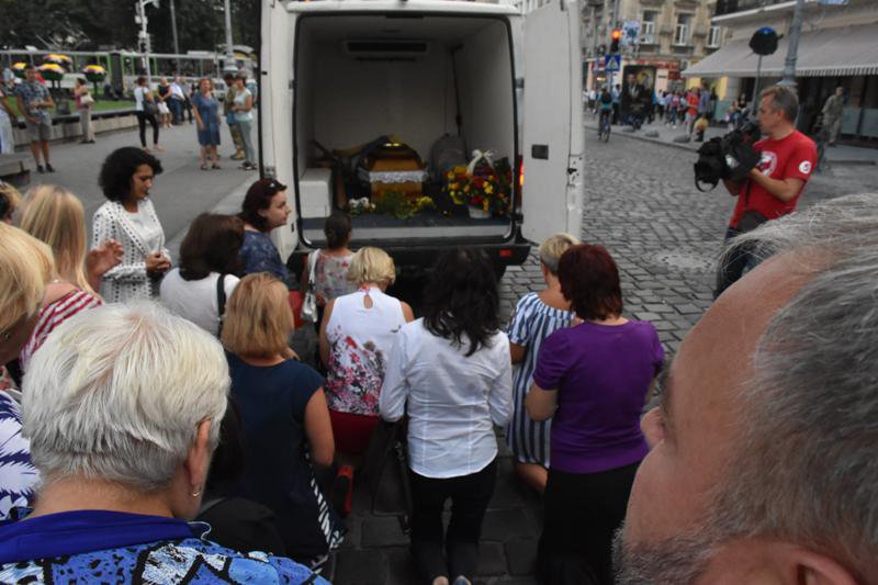 Встретили на коленях: во Львове почтили память погибшего на Донбассе 20-летнего воина (фото)