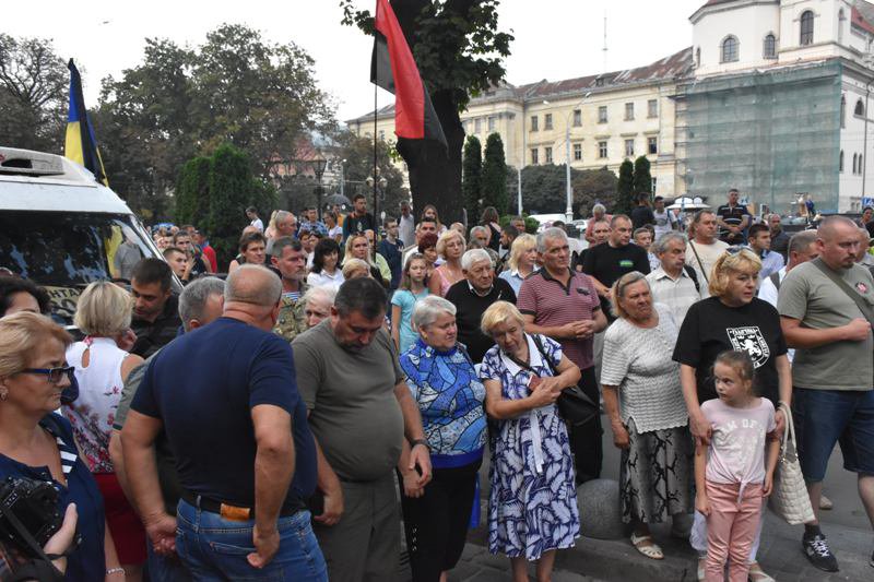 Встретили на коленях: во Львове почтили память погибшего на Донбассе 20-летнего воина (фото)