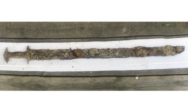 8-летняя девочка нашла в озере находку, которая заинтересовала археологов