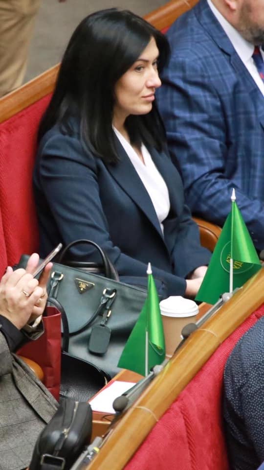 "Слуга народу" прийшла в Раду з сумкою Prada за 63 тис грн