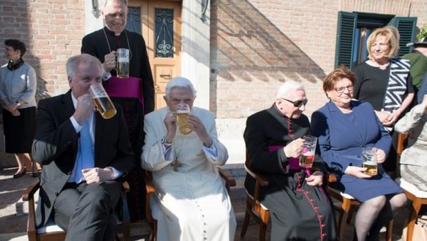 Пивовары выпустили специальное пиво в честь бывшего Папы Римского