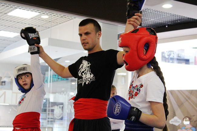 Бой мешками, воинственный гопак и бокс на фестивале День украинского супергероя