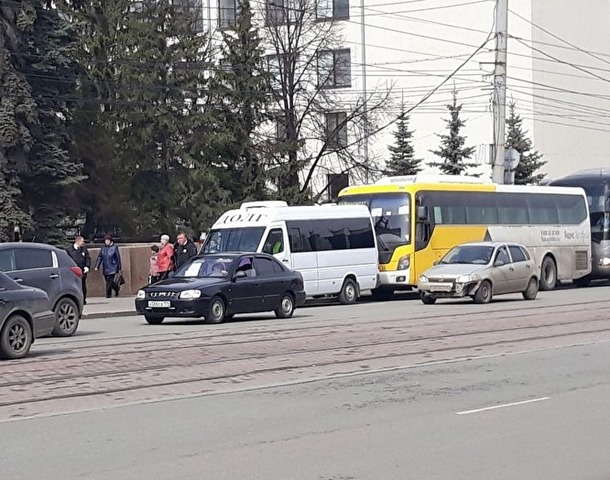 Ветеранів в РФ підвезли до "Вічного вогню" на машині похоронного бюро (фото)