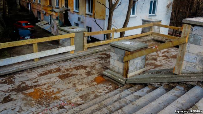 "Камни заменили досками": в Крыму разрушают историческую лестницу