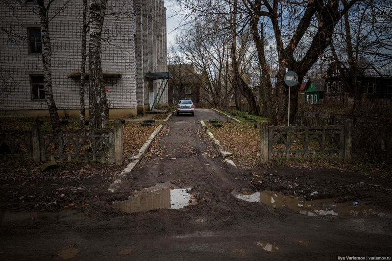 "Невероятная разруха": известный блогер показал, как живут люди в маленьком городке России
