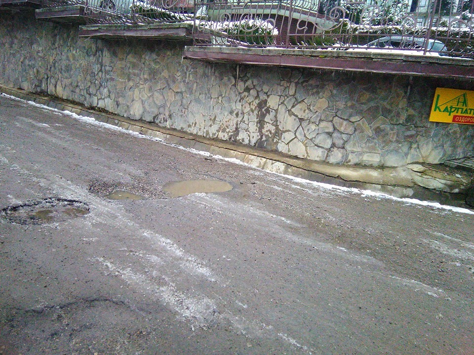 Щось пішло не так: ремонт дороги в центрі "зеленого" туризму викликав гнів у мережі (фото)