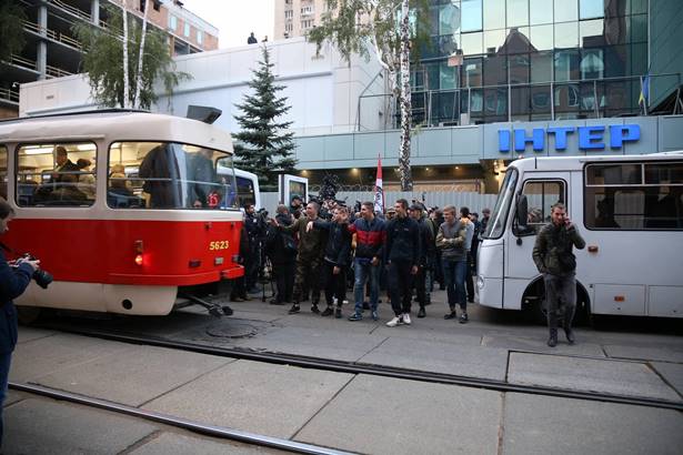 "Інтер" знову пізнав гнів патріотів: активісти хочуть знести паркан біля офісу телеканалу