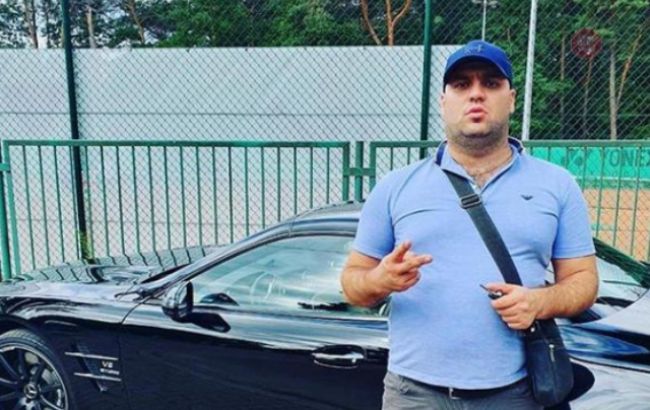 Можуть відпустити: скандального блогера у Хмельницькому під судом зустрічали активісти (відео)