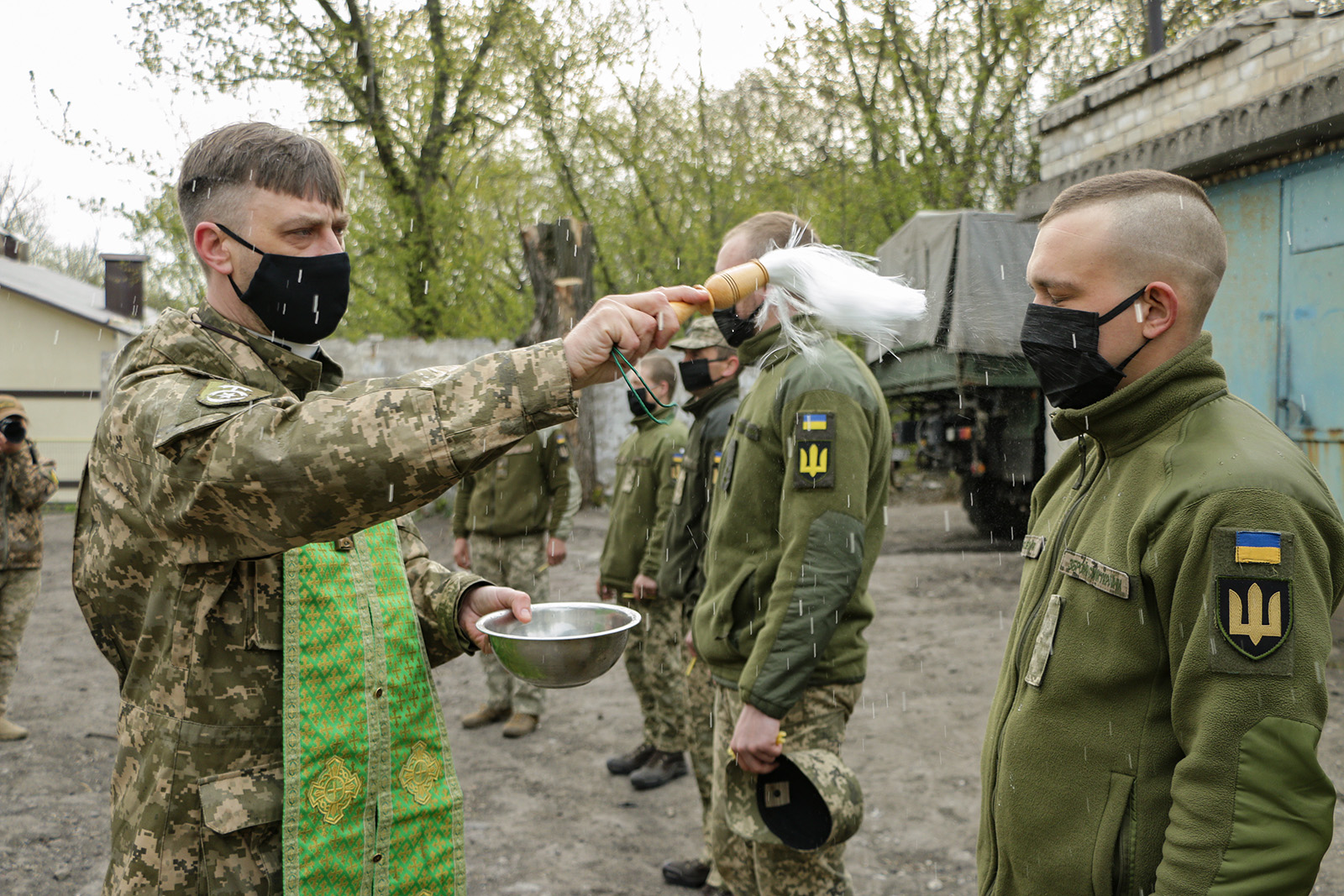 Українські бійці зустріли Великдень на Донбасі: вражаючі фото