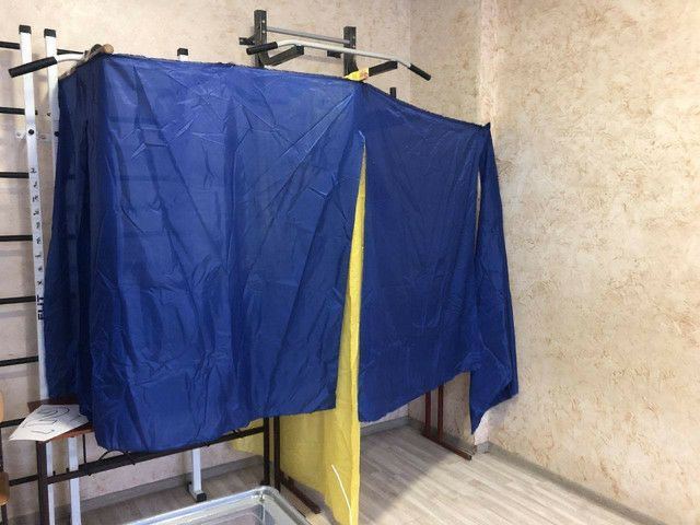Антиковідна кабінка і голосування під драбинами: найкращі курйози на місцевих виборах