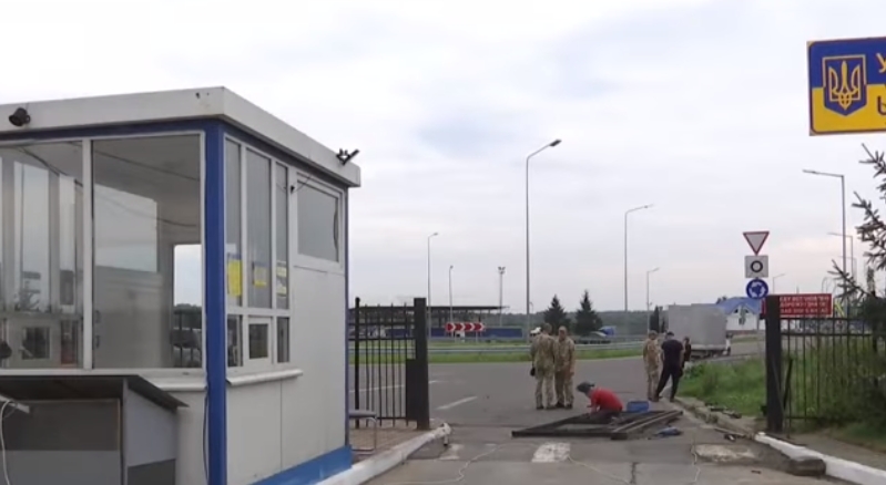 Остановили "кактусы": иностранец штурмом взял украинско-польскую границу