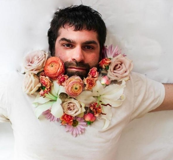 Новый тренд: бородатые мужчины поражают весенним украшением (фото)