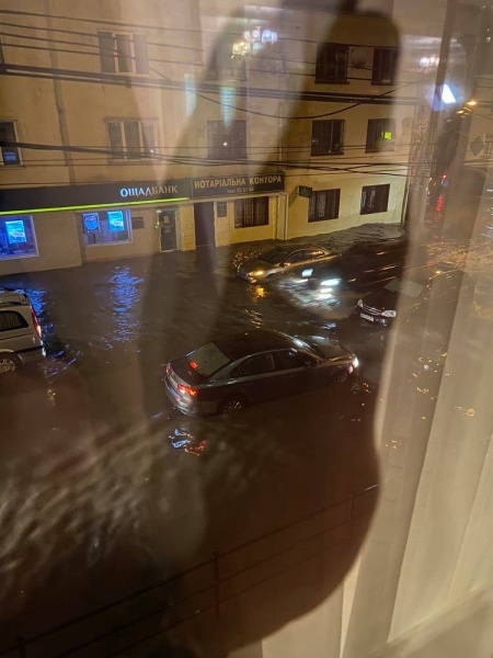 Апокалипсис в Тернополе: улицы превратились в реки, а вода достигала колен