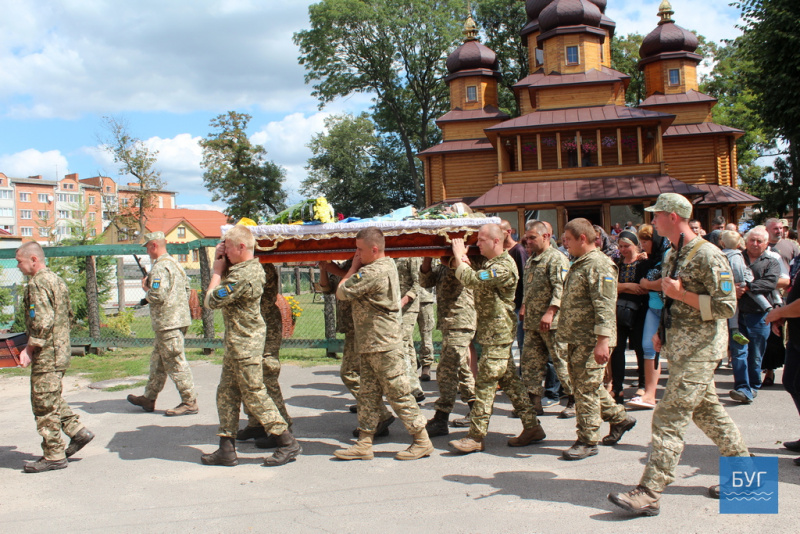 Без отца осталось двое детей: на Волыни провели в последний путь погибшего на Донбассе бойца (фото)