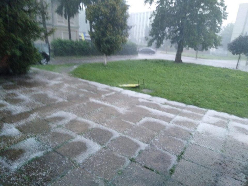 "Размером с вишню": во Львовской области выпал крупный град