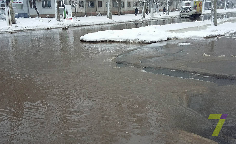 В Одесі вулиця перетворилася на річку