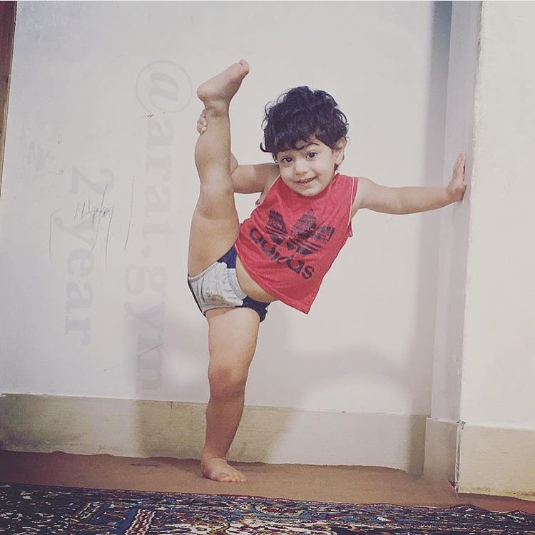 Трехлетний гимнаст покорил сеть своими трюками