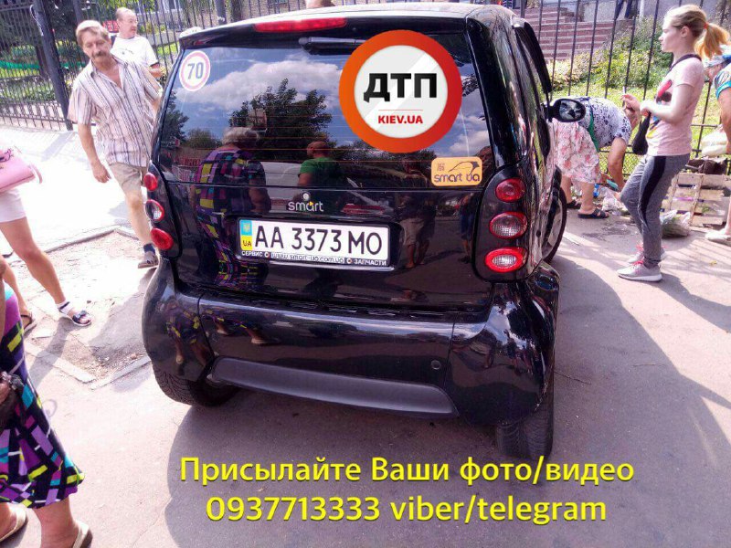 Перепутала педали: в Киеве девушка на Смарте сбила бабушку-торговку