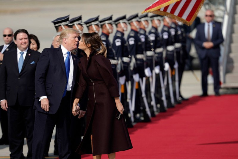 Мелания и Дональд Трамп продемонстрировали свою любовь во время официального визита в Сеул (фото)