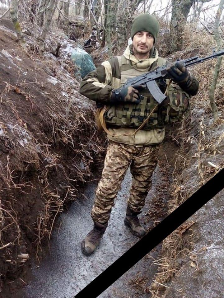 Под Львовом люди на коленях встречали погибшего на Донбассе воина