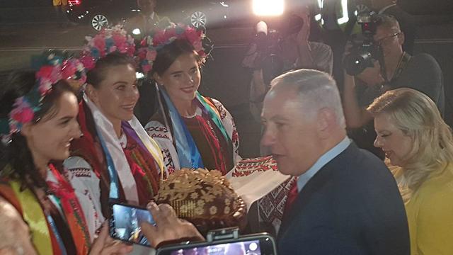 Кинула на землю хліб та сіль: дружина Нетаньяху в Києві потрапила в скандал (відео)